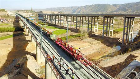 银西铁路庆城段铺轨施工现场。 新甘肃&middot;甘肃日报通讯员 赵彩霞