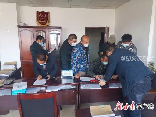 庆阳市部分被欠薪农民工在欠薪案件办理现场确认签字。