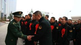 庆阳市武警支队欢送老兵：送战友 踏新程(图)