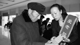 庆阳市育才路社区50位老人领到“一键通电话”（图）