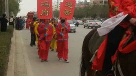 庆阳西峰街头惊现新式复古婚礼 新郎骑马娶亲(组图）