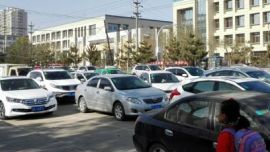 记者街头“探堵”：放学时西峰区部分路段成了“停车场” 