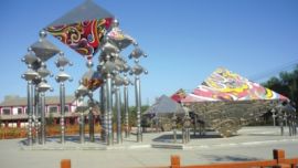 庆阳市北广场南侧“空间香包”组合景观供游人们观赏