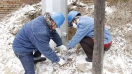 “雪中送电”为庆阳市供电公司的工人点赞