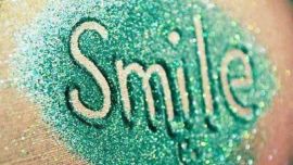 朋友圈流行“微笑挑战”网友称应适度而为 