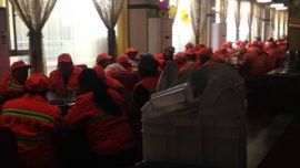 火锅店店庆献爱心 200多环卫工人吃大餐