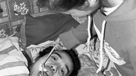 庆阳:16岁女孩带着瘫痪的爸爸等家人一起上学(组图)