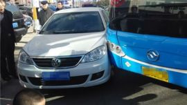 西峰区安定东路丁字路口两车相撞致交通堵塞