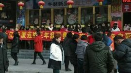 西峰区金亿商厦门前 商户集体拉横幅维权