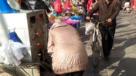 平安夜买苹果送老师 学生攀比送礼让人堪忧