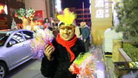 庆阳市西峰区平安夜里的年轻人（组图）