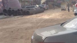 东大街因施工路面坑洼 居民诉苦盼工程早竣工