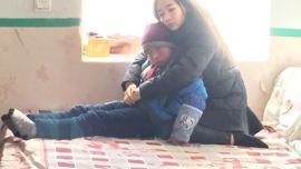 内地演员霍思燕夫妇为环县小南沟乡留守儿童发放温暖包（组图）