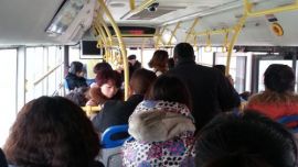 庆阳：上下班高峰期公交车拥挤不堪 市民叫苦