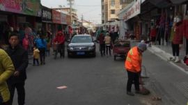 庆阳市西峰区三院巷子“繁华”异常  车辆和行人擦身而过