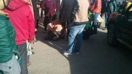 夫妻吵架惹路人围观 男子跪地抱女子大腿求饶