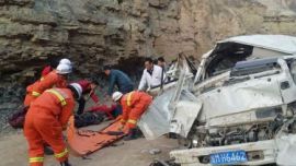 庆阳环县一货运车翻下50米山沟 致1死4伤