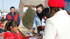 庆阳萤火虫爱心团队寒冬助留守儿童 送钱送物送温暖