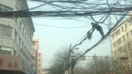 西峰区惊现高空“蜘蛛侠” 网友感叹拿生命当儿戏