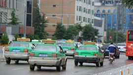 危险！庆阳出租车司机开车时畅聊微信