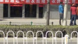 网曝西峰城中央项目拖欠工资 农民工挂横幅集体维权