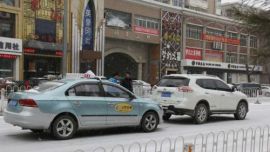 庆阳迎2015年第一场降雪 道路结冰交通事故频发