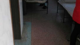 庆阳市人民医院人满为患 过道变“病房”