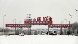 庆阳境内持续降雪致高速公路车辆滞留班车停发