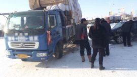 庆阳南高速收费站因下雪路滑两车发生碰撞