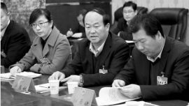 人大五次会议的代表继续分团审议政府工作报告和计划、财政工作报告