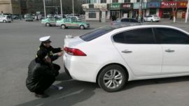 主动帮车主安装车牌的庆阳好交警