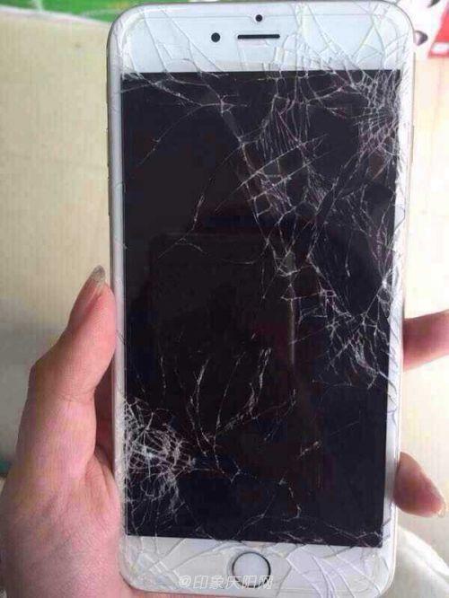 庆阳一男子除夕夜摇红包致手机屏幕爆裂图