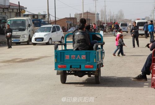 合水农用三轮车载人现象有所抬头需加强管理