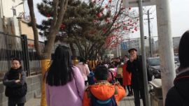 庆阳：为学生安全，家长校门口排队接孩子