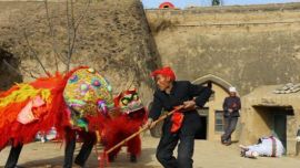 庆阳78岁农民演“社火”引导年轻人走正路