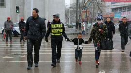 为风雪中执勤的庆阳交警点赞