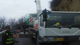 国道211线宁县段一大货车“趴窝”致交通短时中断