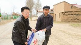 市委政法委干部深入“双联”村组帮助群众春耕春种