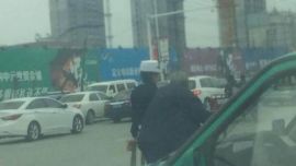 西峰一女交警替年迈老人拦车付费 网友赞最美