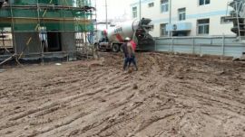 西峰区碧辉高地小区门口建筑淤泥污染路面情况严重（图）