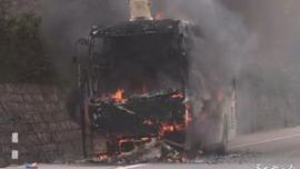 开往庆阳一双层大巴起火 老司机冷静处置救了一车36人