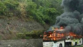 成都开往庆阳高速双层大巴起火 司机冷静处置救一车36人