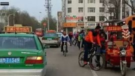 庆阳四中门前临时摊位卖早餐 引市民热议