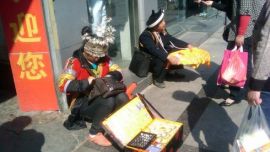 地摊小便宜莫贪图  买回假饰品悔不已（图）  
