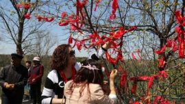 农历三月三庆阳小崆峒庙会游人如织