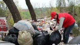 小崆峒节会游人散去 志愿者每天捡拾垃圾20余袋