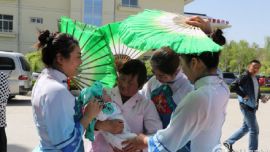 庆阳市黄土缘演艺有限责任公司情系福利院