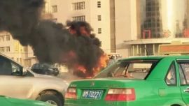 黑烟浓浓庆阳市医院十字路口起火   数辆车被烧毁