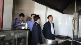 黄正军督查西峰城区餐饮店“乱泼乱倒”整治工作