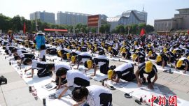 甘肃庆阳千人挥毫65米长卷